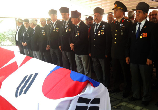 몇해전 터키 현지에서 한국전 참전 전우가 노환으로 별세하자 동료들이 추도식을 열고 있다.