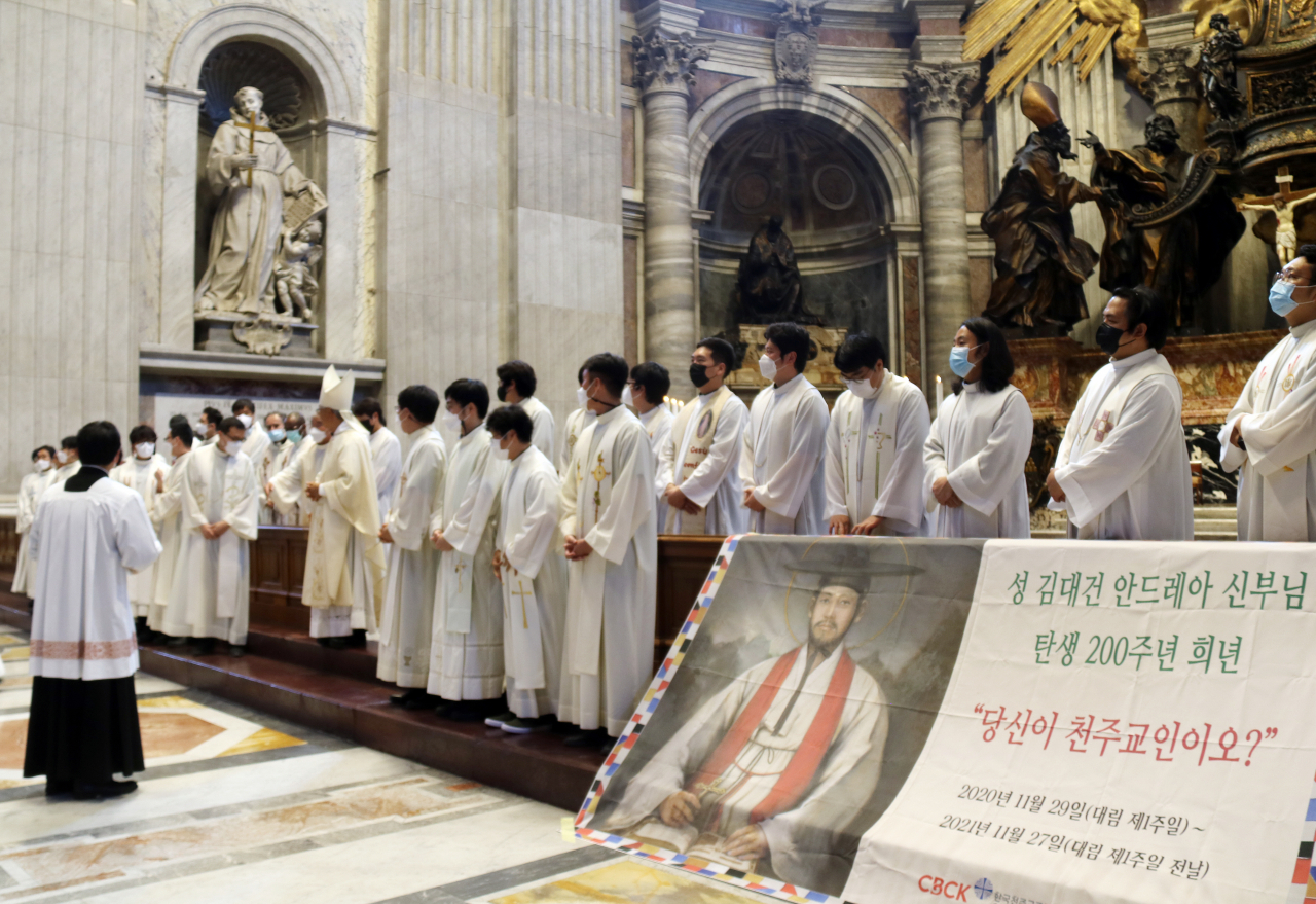21일(현지시간) 바티칸시국 성베드로 대성전에서 봉헌된 성김대건 안드레아 신부 탄생 200주년 기념 미사에서 유흥식 대주교와 한인 사제들이 모여 있다. [연합]