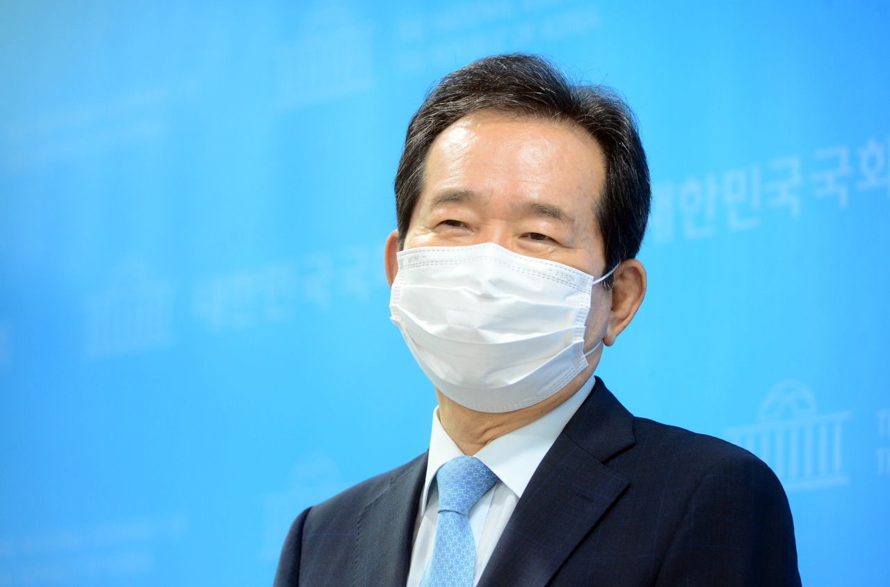 정세균 더불어민주당 대선 경선 후보가 20일 오전 서울 여의도 국회 소통관에서 "대통령 임기가 시작하는 대로 국민연금 개혁에 착수하고, 모든 국민에게 공적 연금 최소 100만원을 보장하겠다"고 공약한 뒤 기자들과 질의응답을 하고 있다. [연합]