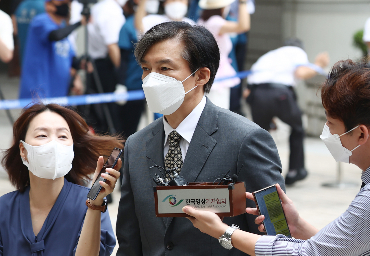 조국 전 법무부 장관이 지난 13일 서초동 서울중앙지법에서 열리는 '자녀 입시비리' 관련 재판에 출석하고 있다. [연합]