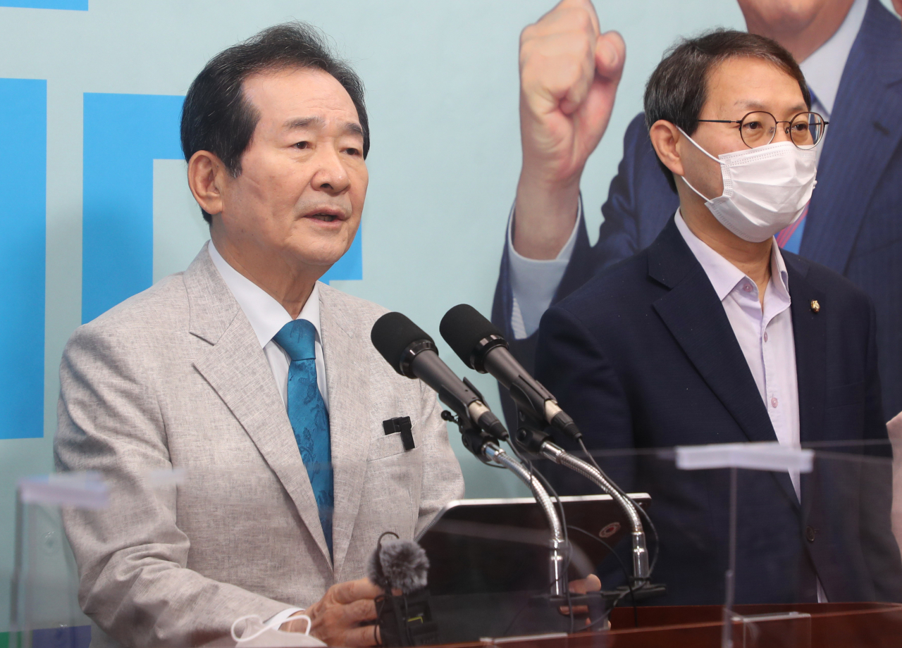 정세균 더불어민주당 대선 경선 후보가 22일 전북도의회에서 기자회견을 열고 대선 공약을 발표하고 있다. 오른쪽은 김성주 민주당 의원. [연합]