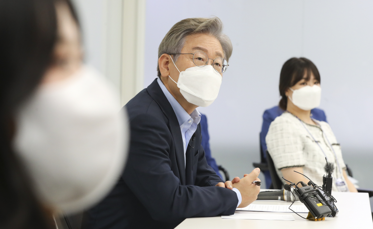 더불어민주당 대권주자인 이재명 경기지사가 22일 서울 용산구 전자랜드에 위치한 숙명여대 캠퍼스타운사업단에서 열린 여성청년 스타트업 간담회에서 사업단에 대한 설명을 듣고 있다. [연합]