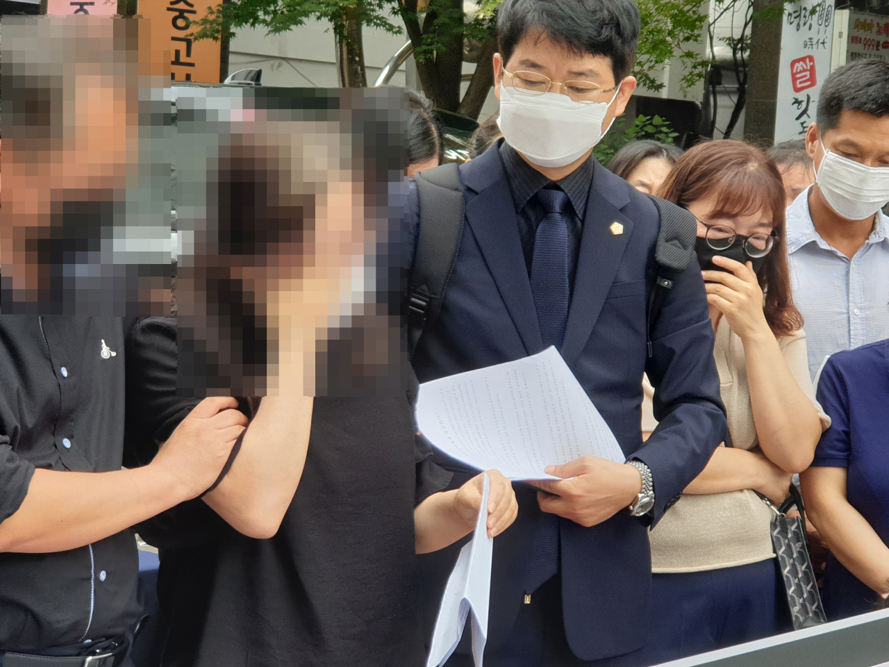 지난 5월 친구의 계부로부터 성범죄 피해를 당한 뒤 극단적 선택을 한 것으로 알려진 청주 여중생 A양의 부모들이 22일 청주 성안길에서 기자회견을 하며 딸의 유서를 공개했다. [연합]