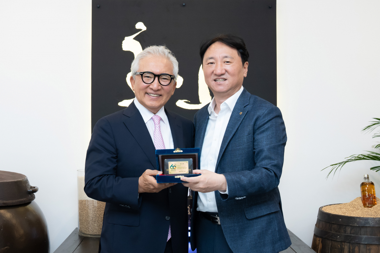 권준학 은행장이 지난 20일 ㈜화요에 감사패를 전달 하며 기념촬영을 하고 있다.(왼쪽이 ㈜화요 대표이사 조태권, 오른쪽이 NH농협은행 권준학 은행장)