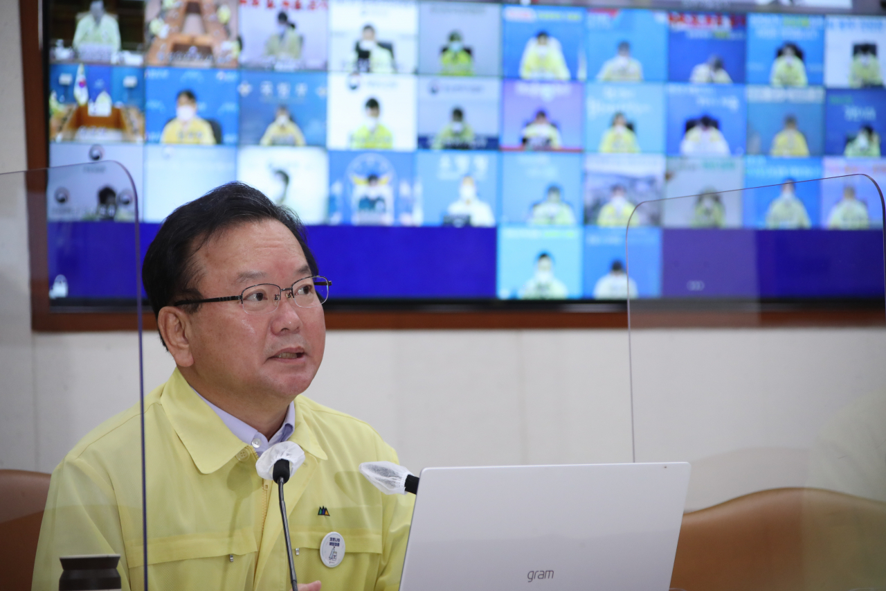 김부겸 국무총리가 22일 정부서울청사에서 열린 코로나19 대응 중앙재난안전대책본부(중대본) 회의를 주재하고 있다. [연합]