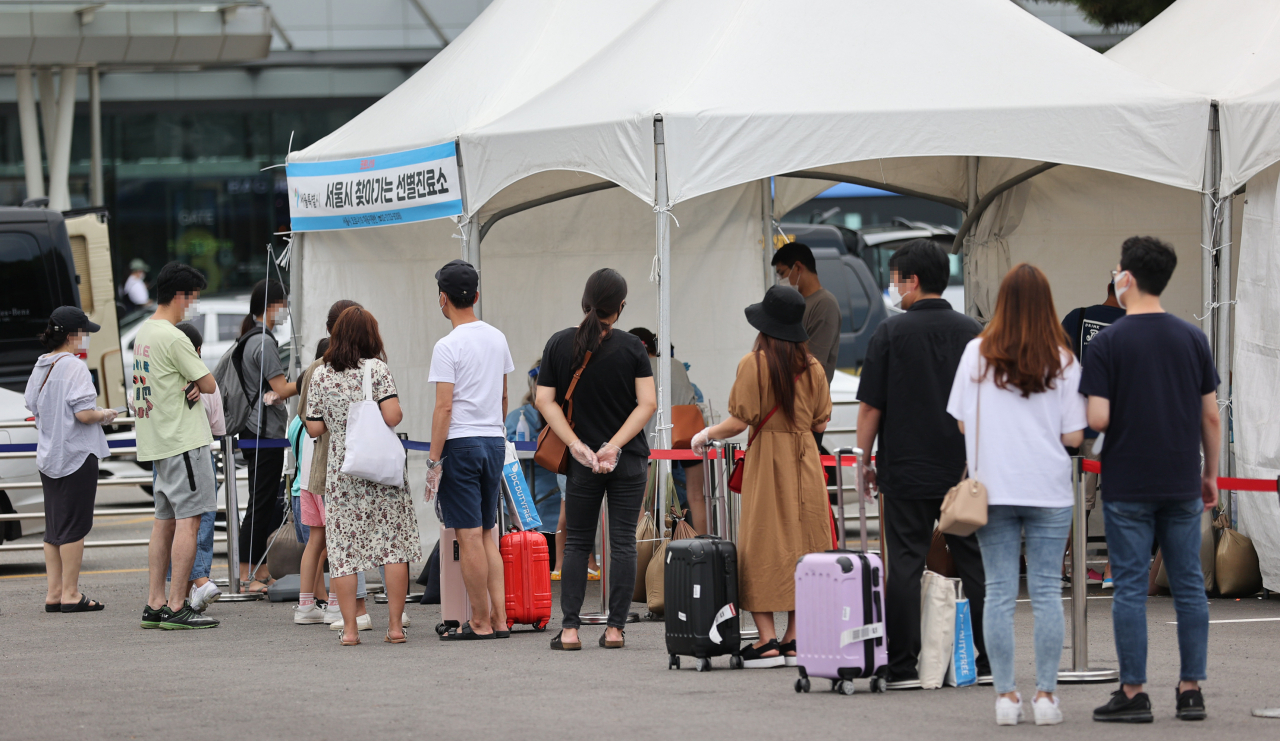 22일 서울 김포공항 국내선 주차장에 설치된 '찾아가는 선별진료소'에서 항공기를 이용해 지방에서 올라온 시민들이 코로나19 검사를 받고 있다. 이날 국내 신종 코로나바이러스 감염증(코로나19) 확산세가 지속 중인 가운데 신규 확진자 수는 1천600명대 초반을 기록했다. [연합]