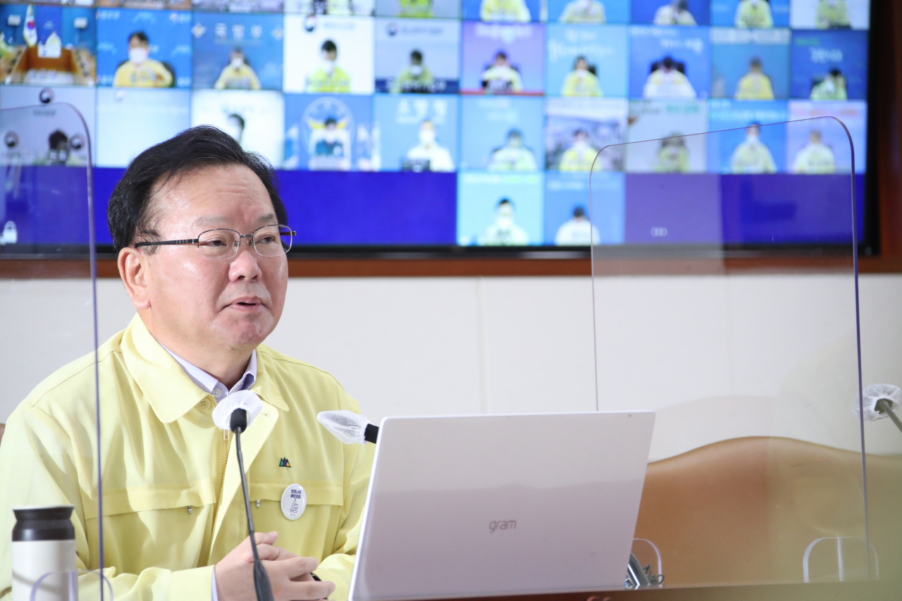 김부겸 국무총리가 22일 정부서울청사에서 열린 코로나19 대응 중앙재난안전대책본부(중대본) 회의를 주재하며 발언하고 있다. [연합]