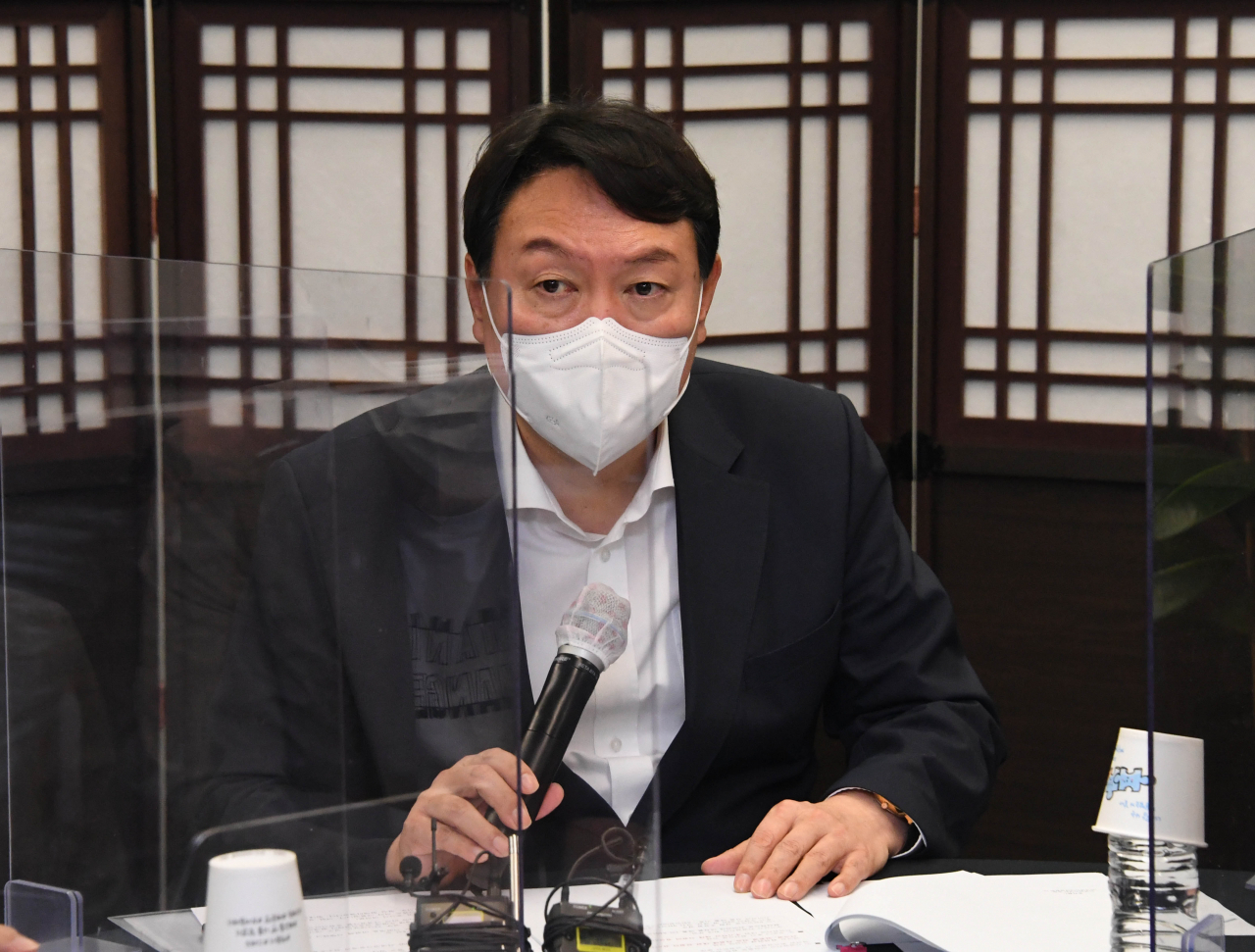 국민의힘 대권주자인 윤석열 전 검찰총장이 지난 22일 서울 종로구 국민캠프에서 열린 자영업 비대위 간담회에서 인사말을 하고 있다. [연합]