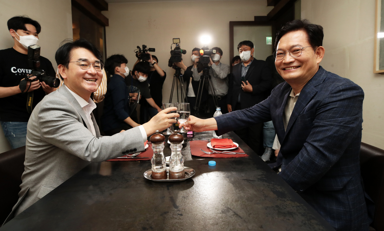 더불어민주당 송영길 대표(오른쪽)가 22일 서울 여의도 한 식당에서 당 대권주자인 박용진 의원과 오찬을 하고 있다. [연합]