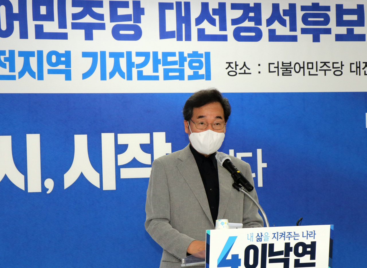 더불어민주당 대권주자인 이낙연 전 대표가 22일 민주당 대전시당에서 기자간담회를 하고 있다. [연합]