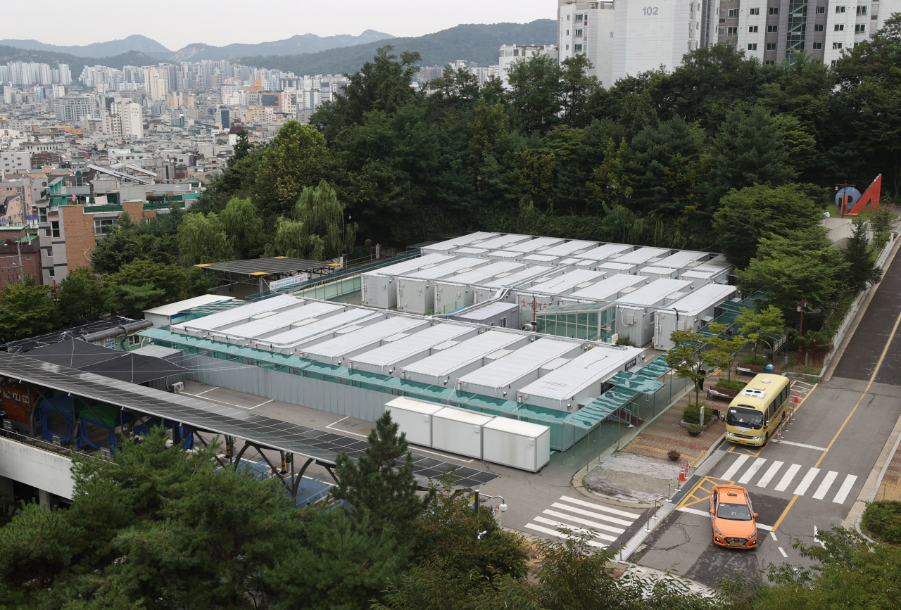 서울 은평구 서울시립서북병원 주차장에 마련된 이동형 음압병상. [연합]