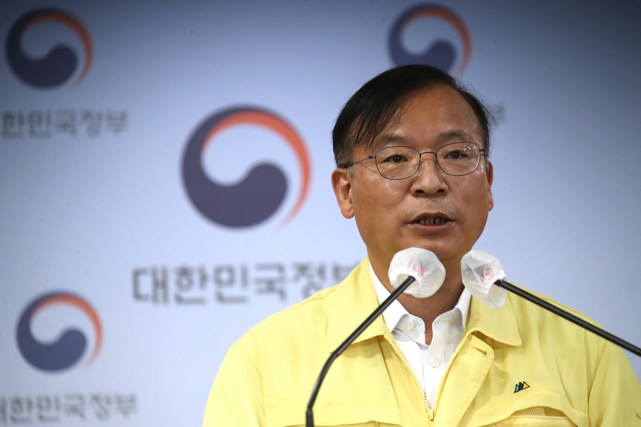 정부대표단으로 미국 모더나 본사를 최근 항의 방문했던 강도태 중대본 제1총괄조정관 겸 보건복지부 2차관이 22일 정부서울청사에서 열린 신종 코로나바이러스 감염증(코로나19) 대응 중앙재난안전대책본부 정례브리핑에서 향후 모더나 백신 국내 공급 계획에 관해 브리핑하고 있다. [연합]