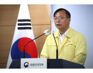 정부대표단으로 미국 모더나 본사를 최근 항의 방문했던 강도태 중대본 제1총괄조정관 겸 보건복지부 2차관이 22일 정부서울청사에서 열린 신종 코로나바이러스 감염증(코로나19) 대응 중앙재난안전대책본부 정례브리핑에서 향후 모더나 백신 국내 공급 계획에 관해 브리핑하고 있다. [연합]