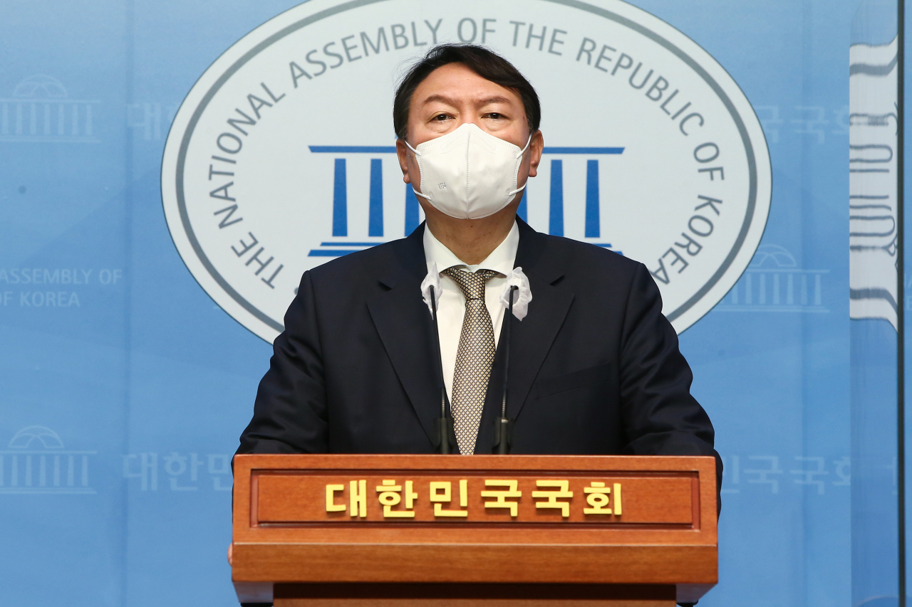 국민의힘 대권주자인 윤석열 전 검찰총장이 지난 22일 서울 여의도 국회 소통관에서 여당이 단독 강행 처리한 언론중재법 개정안에 대한 입장을 밝히고 있다. [연합]