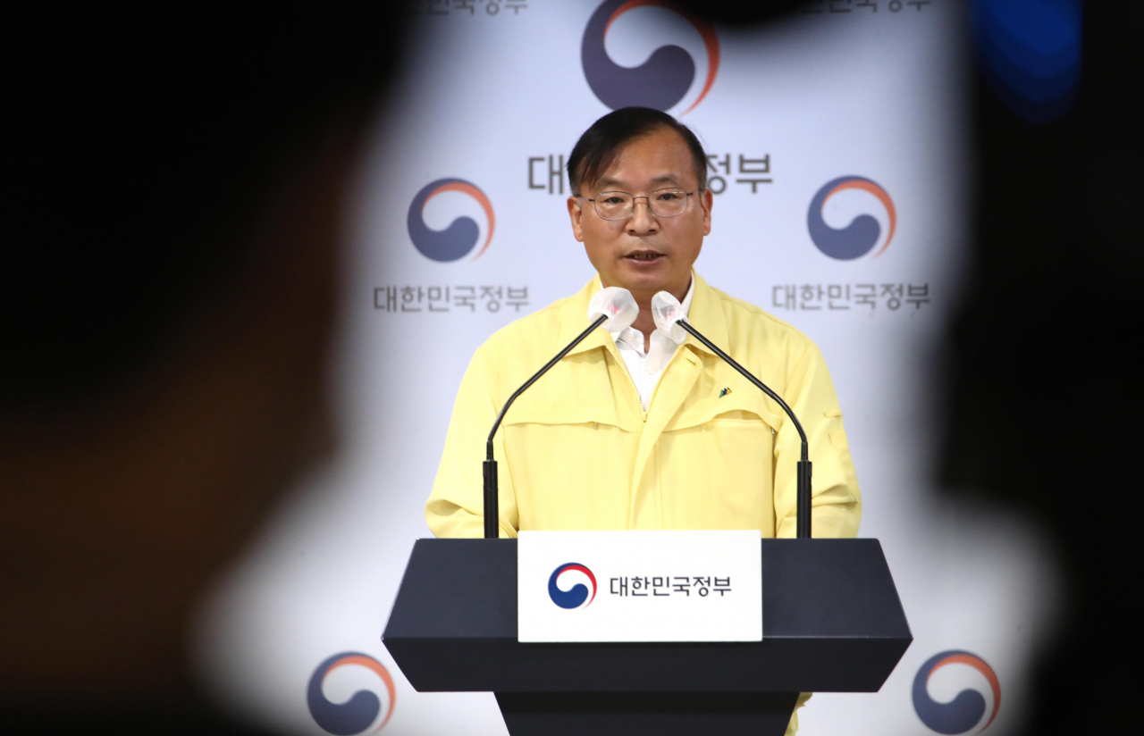 정부대표단으로 미국 모더나 본사를 최근 항의 방문했던 강도태 중대본 제1총괄조정관 겸 보건복지부 2차관이 22일 정부서울청사에서 열린 신종 코로나바이러스 감염증(코로나19) 대응 중앙재난안전대책본부 정례브리핑에서 향후 모더나 백신 국내 공급 계획에 관해 브리핑하고 있다. [연합]