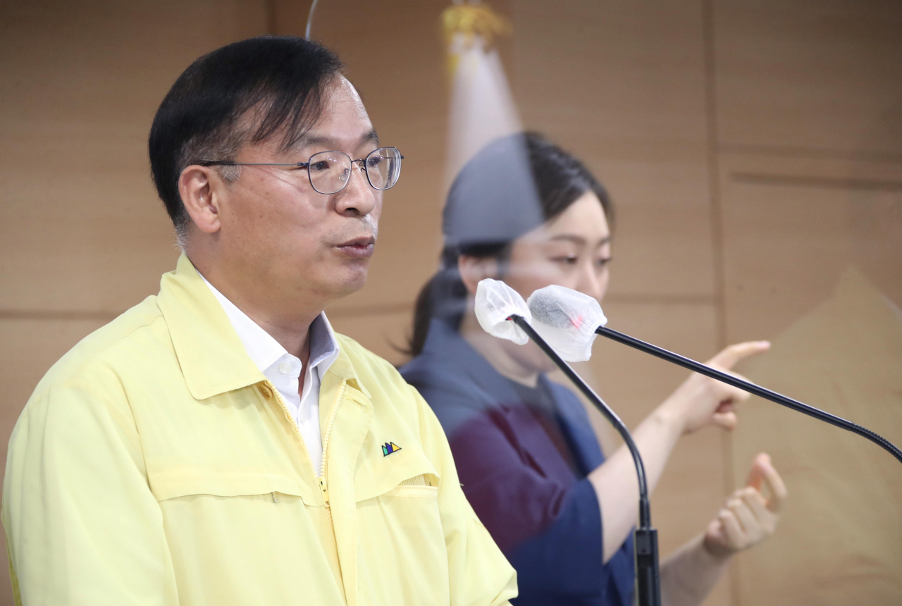 정부대표단으로 미국 모더나 본사를 최근 항의 방문했던 강도태 중대본 제1총괄조정관 겸 보건복지부 2차관이 22일 정부서울청사에서 열린 코로나19 대응 중앙재난안전대책본부 정례브리핑에서 향후 모더나 백신 국내 공급 계획에 관해 브리핑하고 있다. [연합]