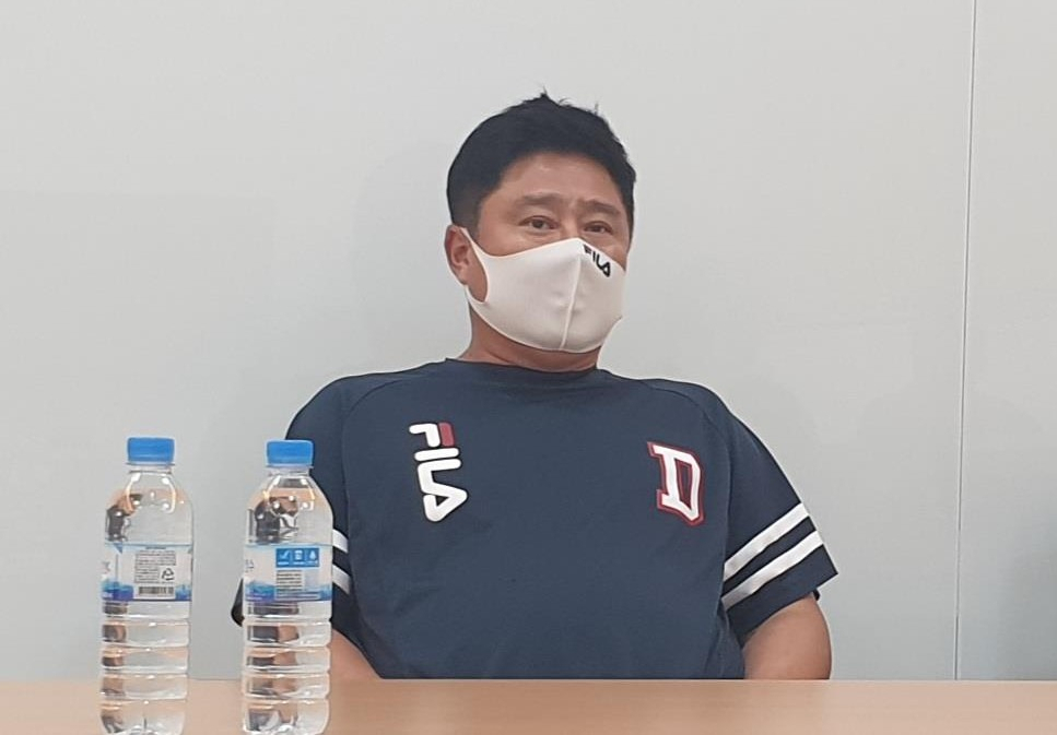 두산 베어스 김태형 감독이 지난 21일 서울 잠실구장에서 열리는 프로야구 한화 이글스와 홈 경기를 앞두고 인터뷰하고 있다. [연합]