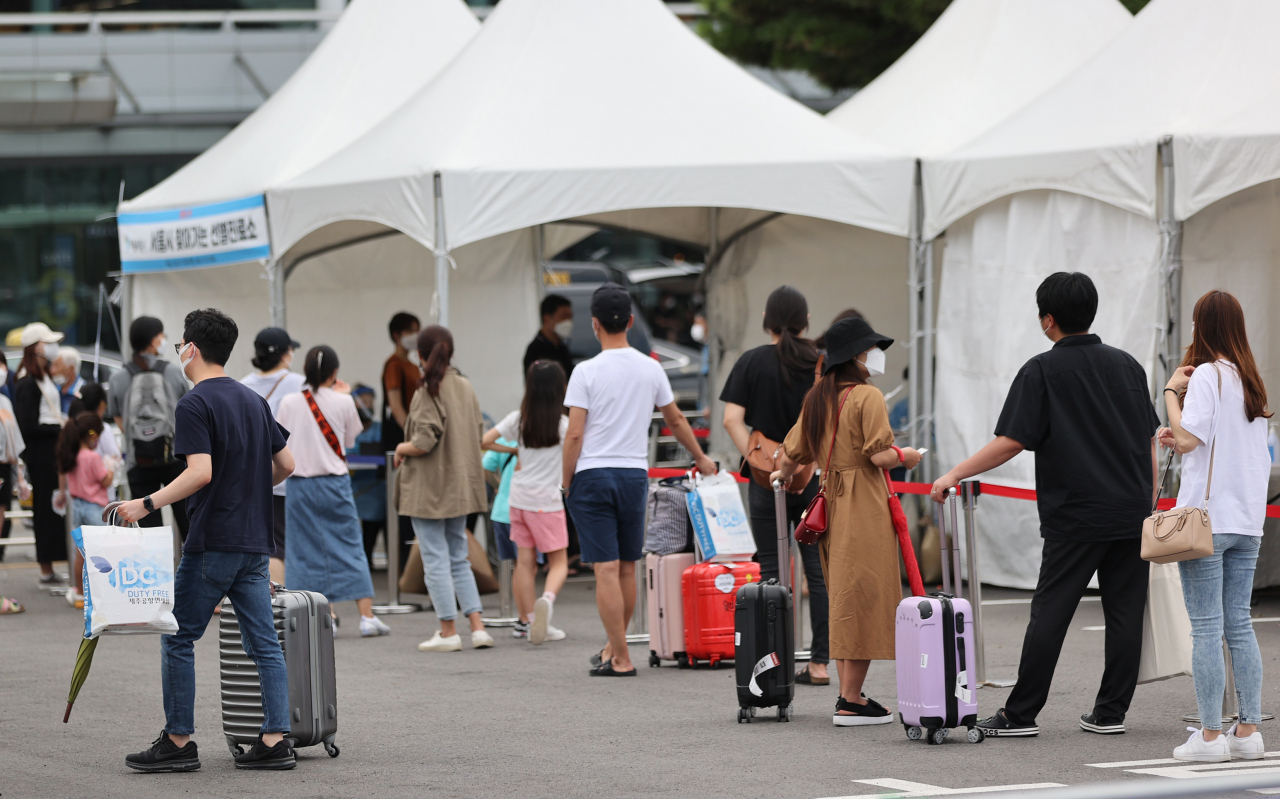 22일 서울 김포공항 국내선 주차장에 설치된 '찾아가는 선별진료소'에서 항공기를 이용해 지방에서 올라온 시민들이 코로나19 검사를 받고 있다. 연합뉴스