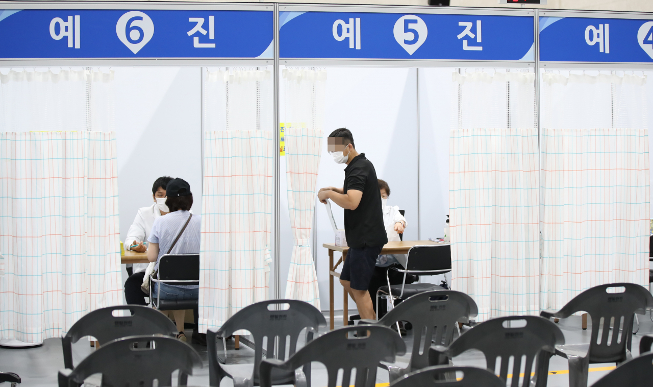 국내 신종 코로나바이러스감염증(코로나19) 백신 누적 1차 접종자수가 인구 대비 50%를 넘어선 21일 서울시 양천구 건강힐링문화관에 마련된 코로나19 백신 접종센터에서 시민들이 예진을 받고 있다. 연합뉴스