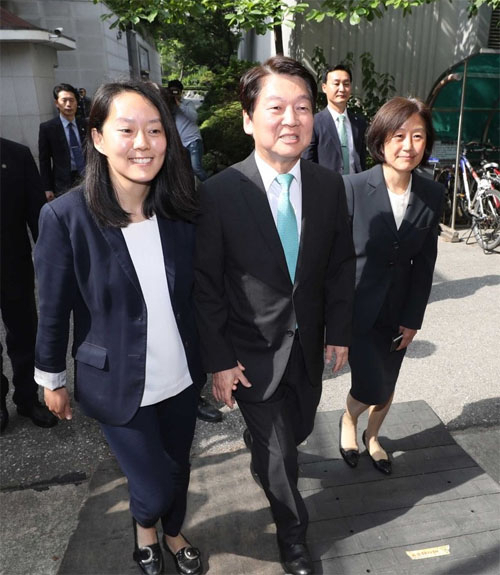 안철수 국민의당 대표(가운데)와 딸 설희 씨(왼쪽), 아내 김미경 서울대 교수(오른쪽). [연합]
