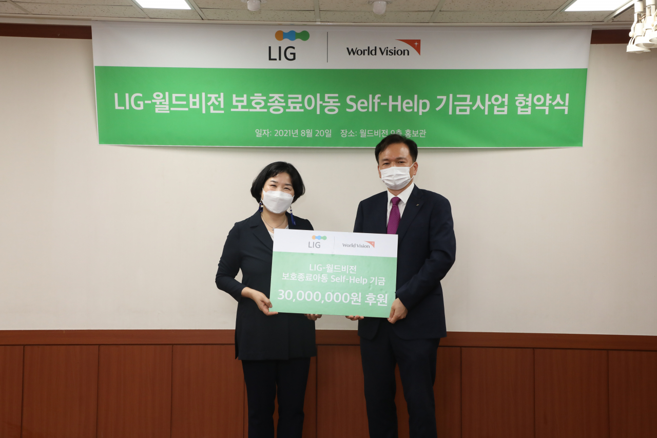여의도 월드비전 본부에서 최용준 (주)LIG 대표이사(오른쪽)와 전영순 월드비전 나눔사업부문장(왼쪽)이 보호종료아동 지원을 위해 'Self-help'기금 전달식을 열고 기념촬영을 하고 있다. [LIG 제공]