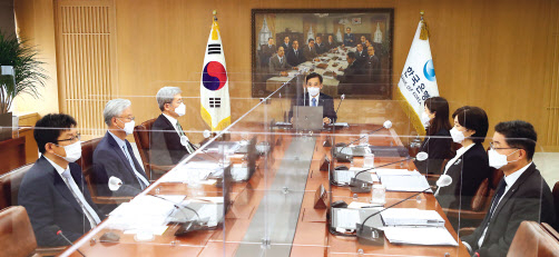 이주열 한국은행 총재가 지난 7월 서울 한은 본관에서 금융통화위원회를 주재하는 모습.