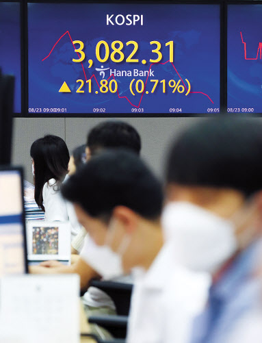 최근 급락장에서 빚을 내서 주식에 투자하는 이른바 ‘빚투’가 급증하자 신용공여 한도가 소진된 증권사들이 증권담보대출을 일시 중단하고 있다. 23일 코스피와 코스닥 지수는 연일 이어진 급락 후 기술적 반등에 나서고 있다. [연합]