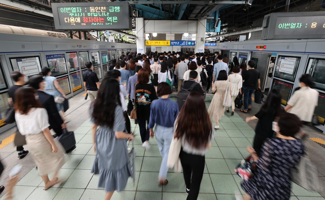 People walk across a platform to transfer lines at the Sindorim Station in Guro-gu, southwestern Seoul, on Monday. Seoul Metro's unionized workers plan to wage a full-scale strike next month in opposition of the restructing plan of the transit authority. (Yonhap)