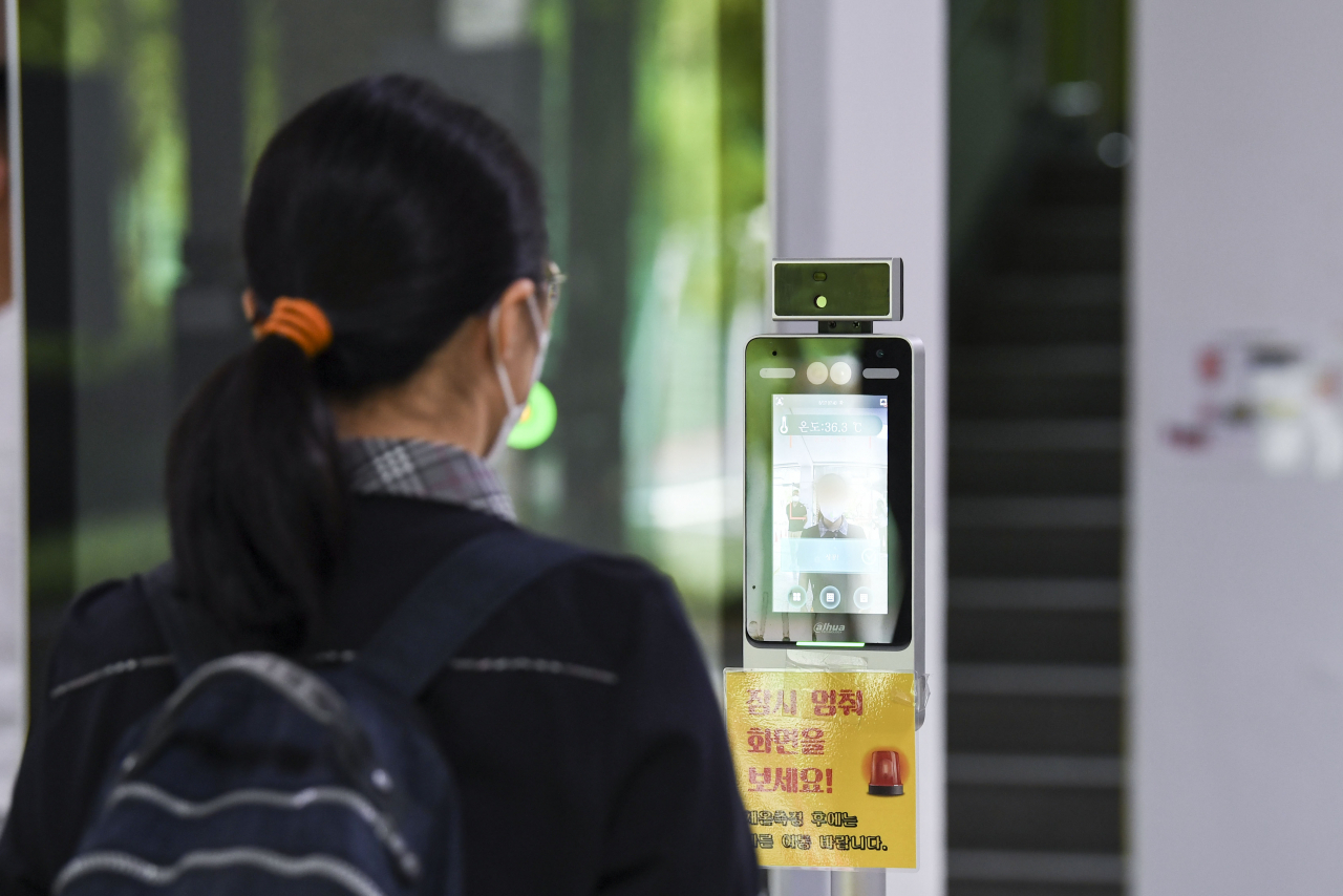 일선 학교의 2학기 개학이 본격적으로 시작된 지난 17일 서울 시내 한 고등학교에서 학생이 체온 측정을 하고 있다. [연합]