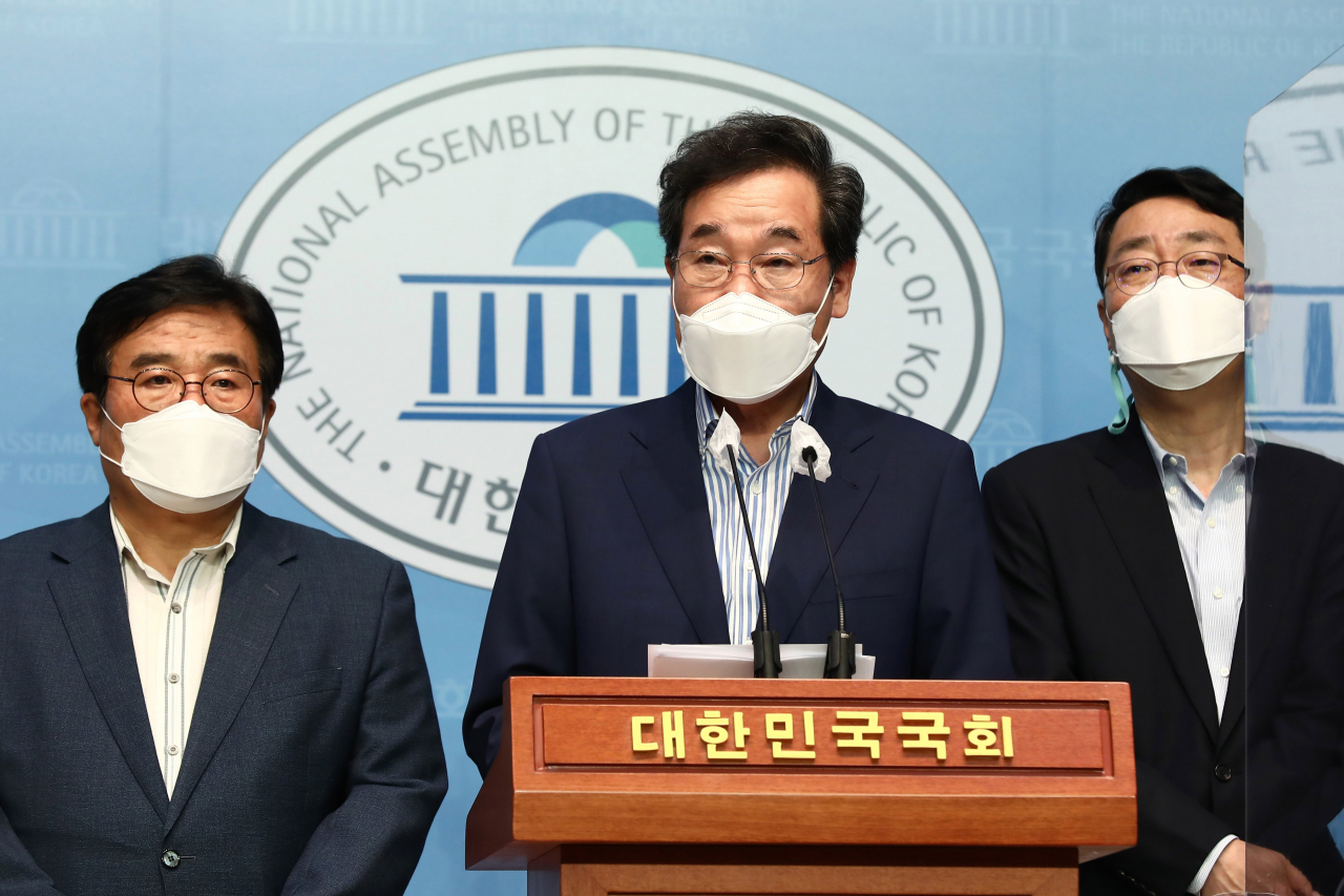 더불어민주당 이낙연 대선 경선 후보가 23일 서울 여의도 국회 소통관에서 정책 기자회견을 열고 정부에 '위드(with) 코로나’ 시대를 대비한 새로운 방역 체계 마련을 촉구하고 있다. [연합]
