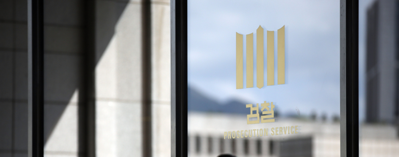 이용구 전 법무차관의 택시기사 폭행사건, 윤석열 전검찰총장의 부인 주가조작 의혹, 한동훈 검사장의 '검언유착' 관련 사건 등이 검찰에서 결론을 내지 못하고 지지부진한 가운데 법조계에서는 "검찰 스스로 중립성을 훼손하는 행보를 보이고 있다"며 우려하는 목소리가 높다. [연합]