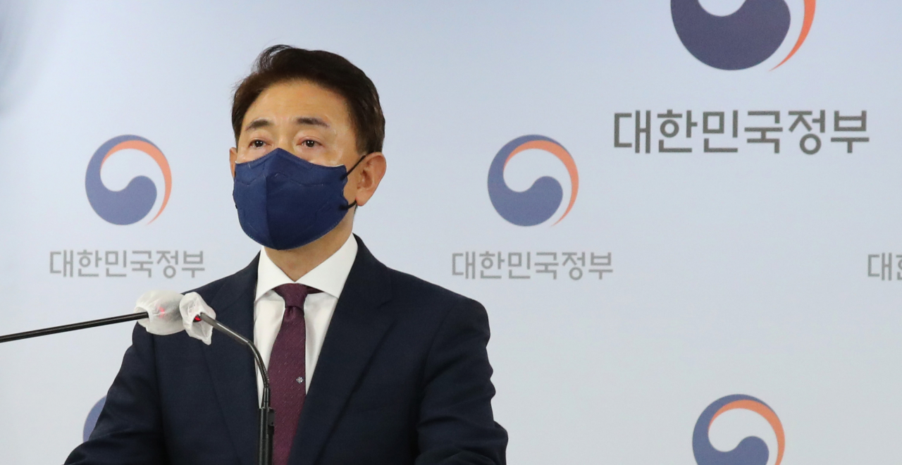 김태응 국민권익위원회 부동산거래특별조사단장(상임위원)이 23일 정부서울청사에서 국민의힘과 비교섭단체 5당 소속 국회의원 및 그 가족의 부동산거래 전수조사 결과를 발표하고 있다. 권익위는 국민의힘과 비교섭단체 5당의 의뢰로 지난 6월 말부터 이들 정당 소속의 국회의원과 그 배우자 및 직계존비속 등 총 507명의 최근 7년간 부동산 거래를 조사해왔다. [연합]