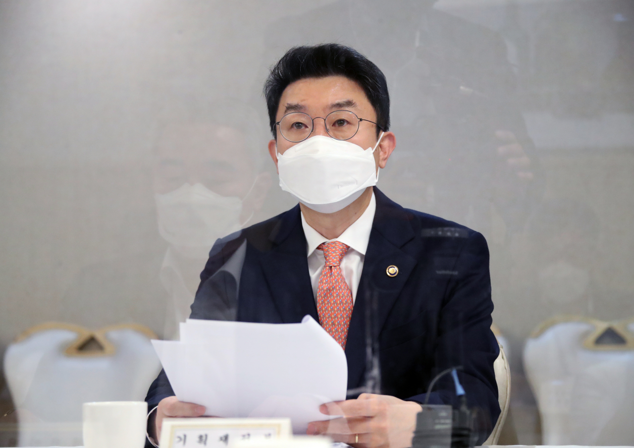 이억원 기획재정부 1차관이 20일 정부서울청사에서 '제28차 혁신성장 전략점검회의 겸 코로나19 정책점검회의 겸 제23차 물가관계차관회의'에서 발언하고 있다. [연합]