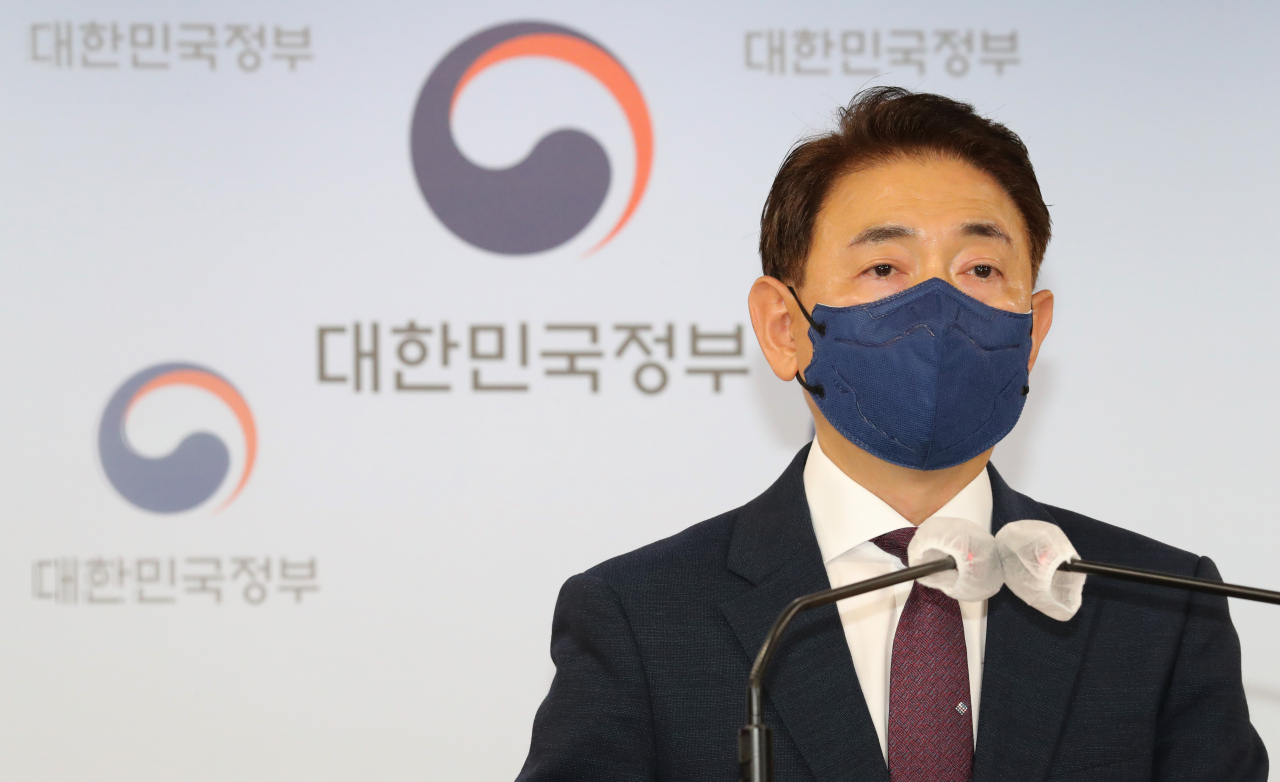 국민권익위원회 김태응 부동산거래특별조사단장(상임위원)이 23일 정부서울청사에서 국민의힘과 비교섭단체 5당 소속 국회의원 및 그 가족의 부동산거래 전수조사 결과를 발표하고 있다. [연합]