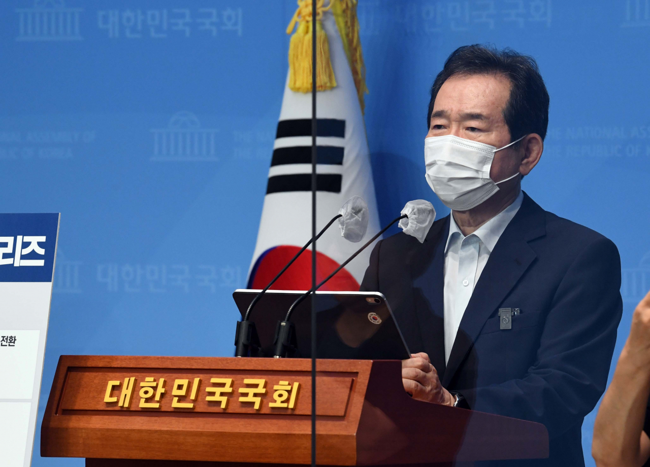 더불어민주당 정세균 대선 경선 후보가 23일 서울 여의도 국회 소통관에서 호봉제 폐지, 5급 행정고시 폐지, 검사임용 요건 강화, 경찰대학 폐지 등 연공서열 없는 공공개혁 공약을 발표하고 있다. [연합]