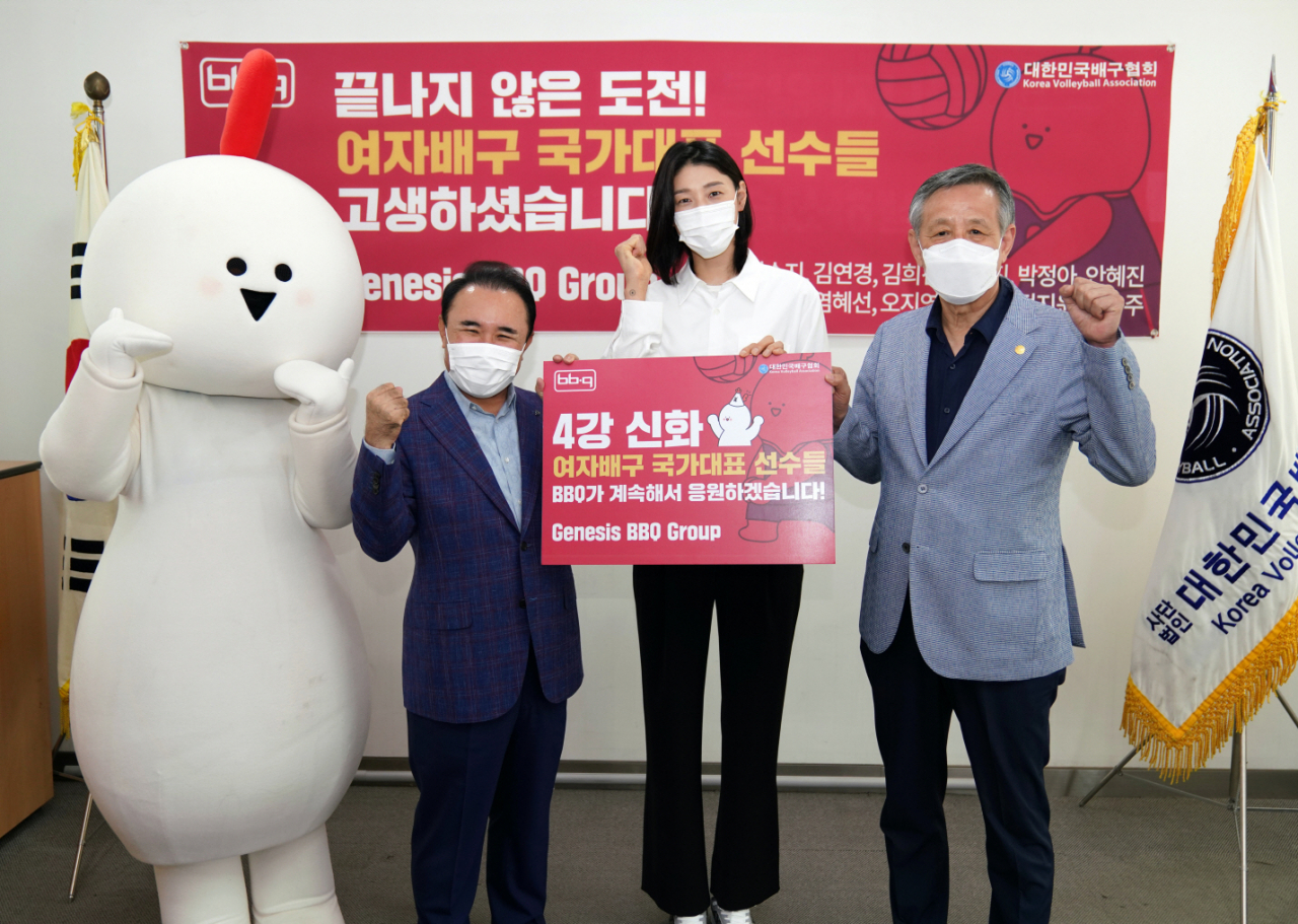 8월 12일 대한민국배구협회에서 도쿄올림픽 여자배구 4강 신화 주역 김연경 선수가 BBQ 공식 마스코트 치빡이, 제너시스BBQ 그룹 윤홍근(왼쪽에서 두번째) 회장 등과 기념사진을 찍고 있다.