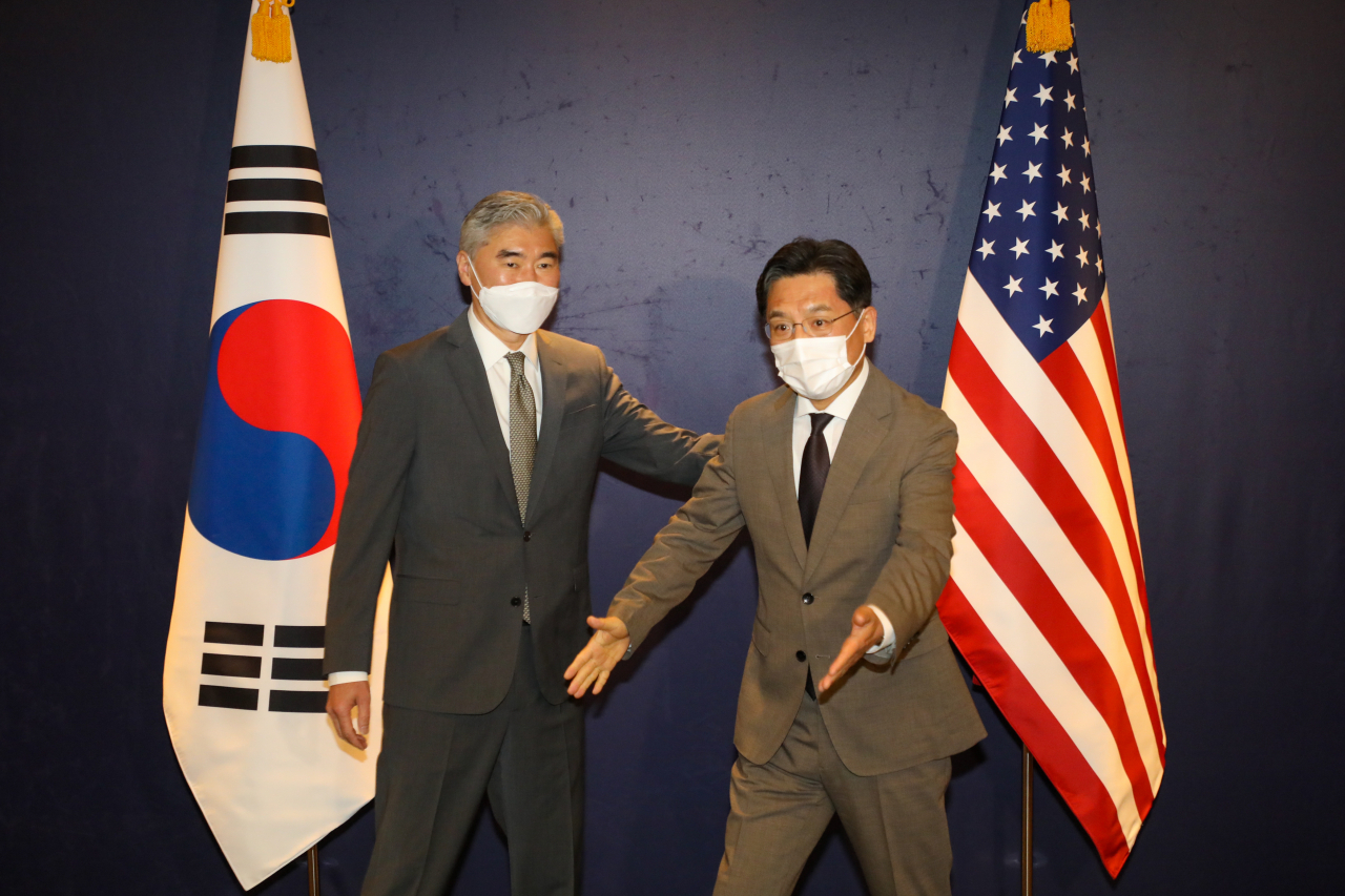 노규덕 한반도 평화교섭본부장(오른쪽)은 23일 방한중인 성김 미국 대북특별대표와 서울에서 북핵수석대표 협의를 갖고 대북 인도적 지원 가능성을 내비쳤다. [연합]