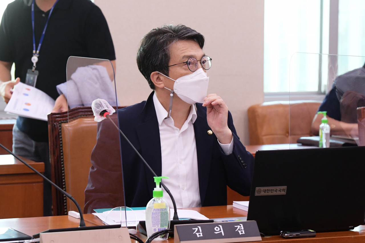 언론중재 및 피해구제 등에 관한 법률 일부개정법률안(언론중재법) 심의를 위해 18일 서울 여의도 국회에서 열린 문화체육관광위원회 안건조정위원회에서 비교섭단체 조정위원으로 선임된 열린민주당 김의겸 의원이 마스크를 고쳐쓰고 있다. 연합뉴스