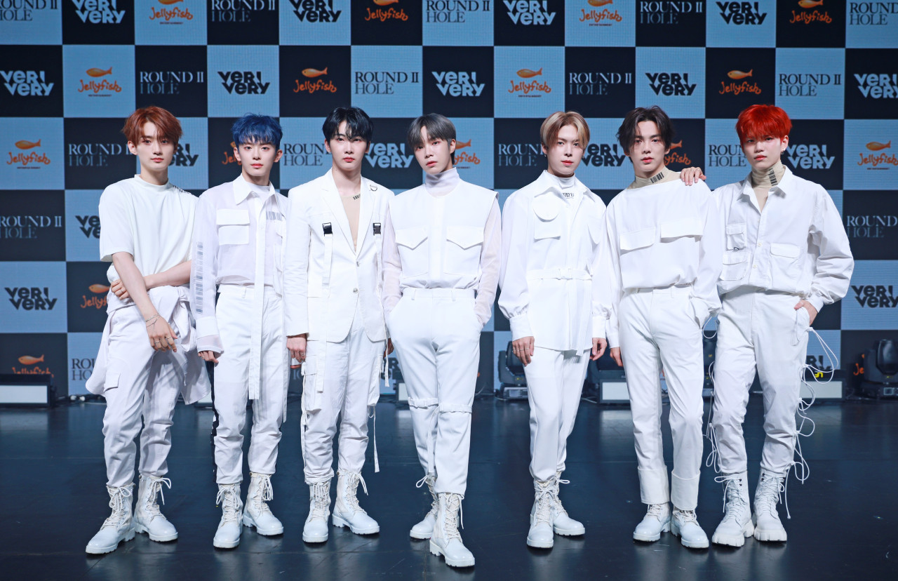 Verivery poses for pictures at a media showcase held on Aug. 23 in Seoul. (Jellyfish Entertainment)