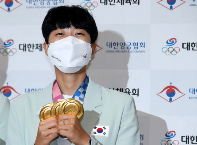 여자양궁 국가대표팀 안산(20) 선수. 그는 최근 페미니즘 논란에 휩싸이며 개인 SNS에 쏟아진 악플에 힘들어하는 것으로 알려졌다. [연합]