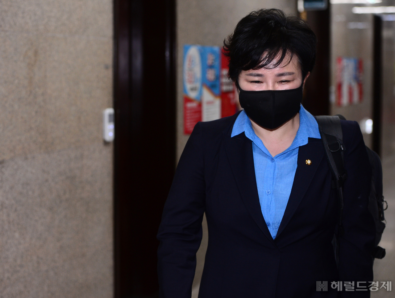 [헤럴드경제=이상섭 기자] 24일 오전 서울 여의도 국회에서 이준석 국민의힘 대표 주재로 '부동산 불법거래 의혹'과 관련한 긴급 최고위원회가 열린 가운데 조수진 최고위원이 회의실로 향하고 있다. 이날 비공개로 열린 긴급최고위원회에서 국민권익위원회가 통보한 소속 의원 12명의 명단 공개 여부, 처분 수위 등이 결정될 것으로 예상된다.