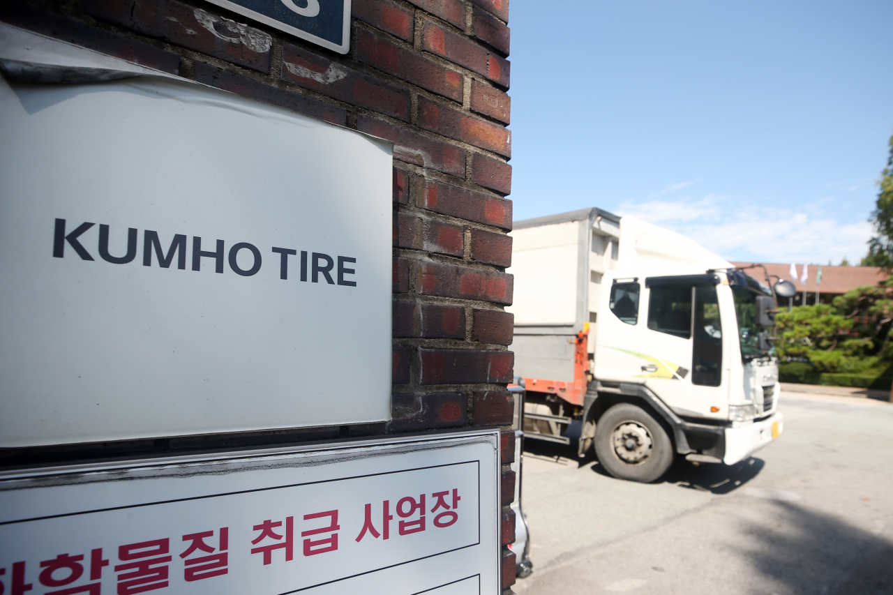 부결 21일 만에 잠정합의안을 마련한 금호타이어 노조가 24일부터 25일까지 조합원 찬반투표를 진행한다. 사진은 광주 광산구 금호타이어 광주공장에서 차량들이 오가는 모습. [연합]