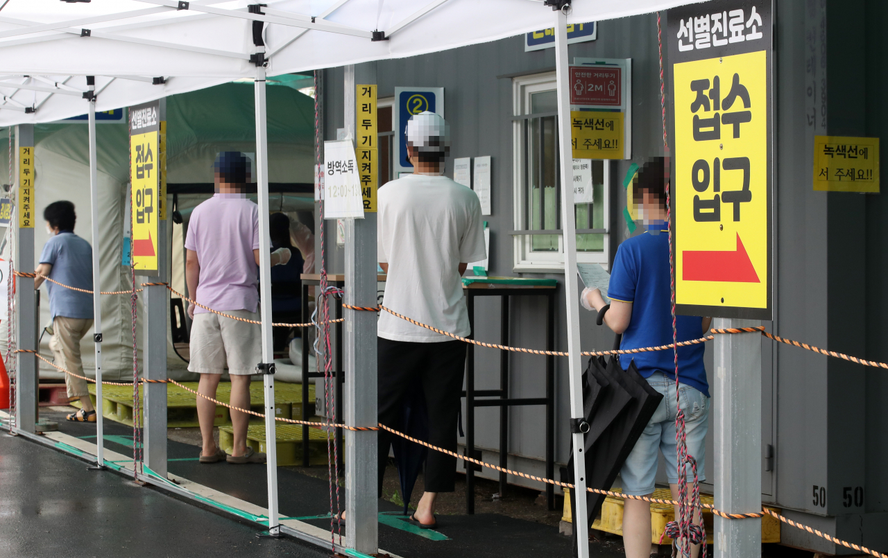 23일 광주 남구보건소 선별진료소에서 코로나19 검사받는 시민들이 줄 서 있다. [연합]