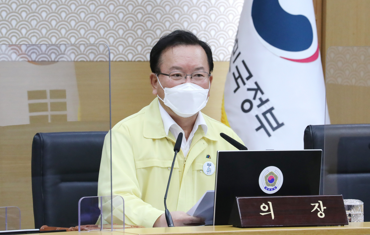 김부겸 국무총리가 24일 오전 정부세종청사에서 서울과 영상으로 연결해 열린 국무회의를 주재하며 발언하고 있다. [연합]