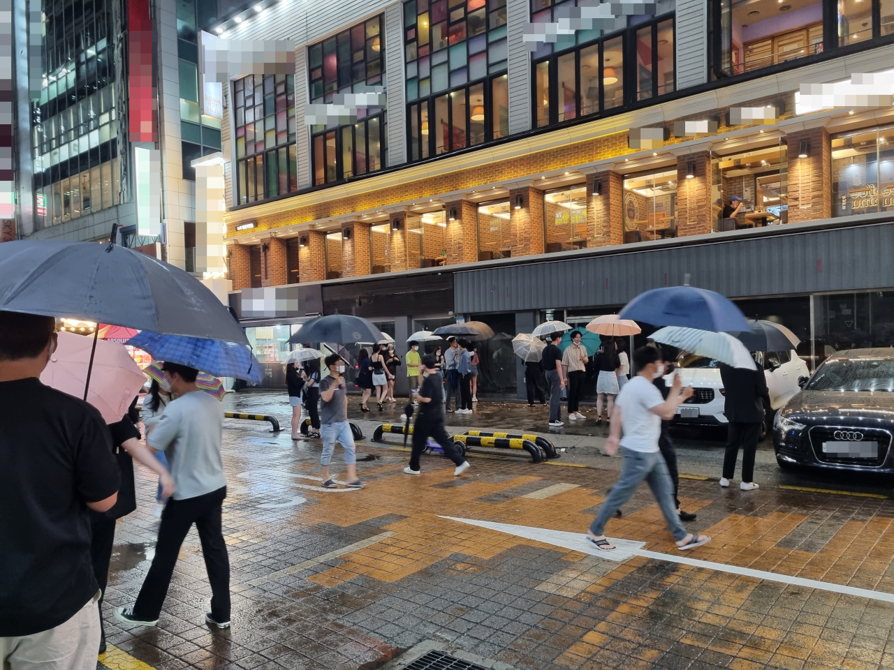 23일 오후 9시 서울 서초구의 지하철 강남역 인근 번화가. 이날부터 식당과 카페 영업시간이 오후 9시로 제한되면서 마감시간에 맞춰 식당에 있던 사람들이 거리로 나오고 있다. 김영철 기자
