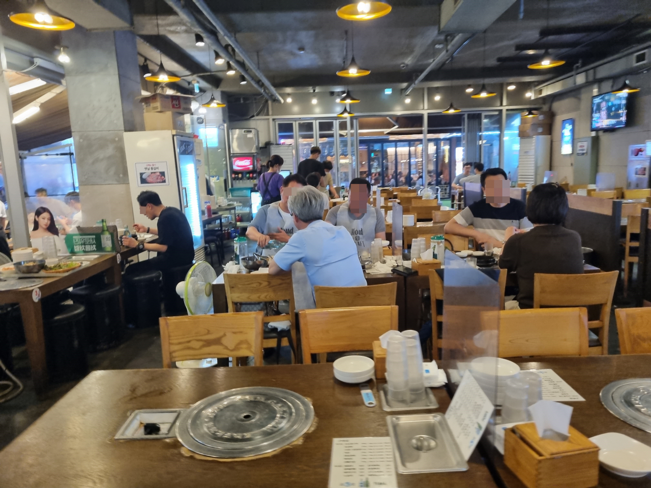 23일 오후 서울 서초구 지하철 강남역 인근 한 고깃집. 백신 접종 완료자가 일부 포함된 손님 일행이 두 테이블을 붙여 함께 식사하고 있다. 김영철 기자