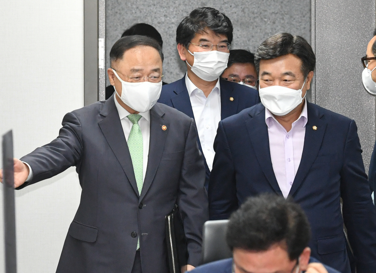 윤호중 더불어민주당 원내대표(오른쪽)와 홍남기 경제부총리 겸 기획재정부 장관이 24일 서울 여의도 국회에서 열린 2022년 예산안 편성 및 추석 민생대책 당정 협의에 입장하고 있다. [이상섭 기자]
