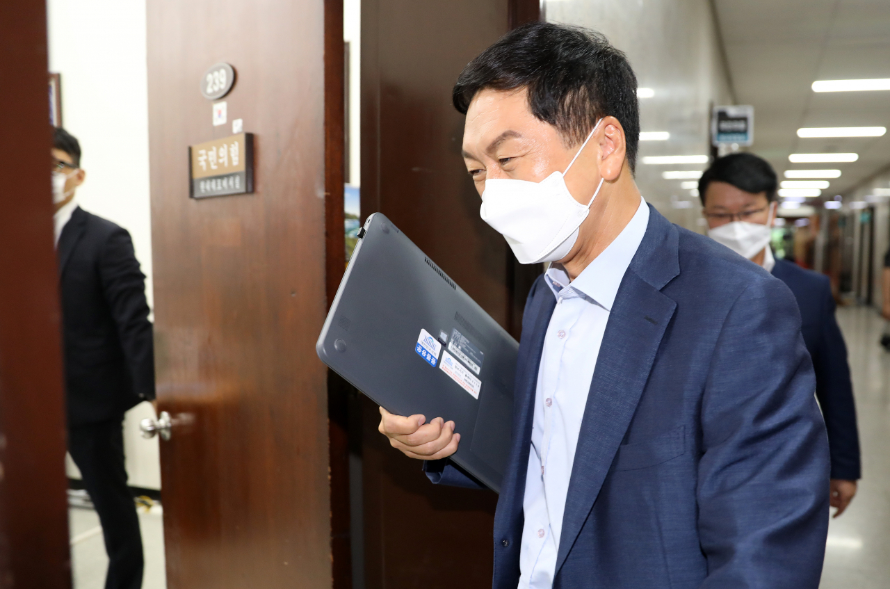국민의힘 김기현 원내대표가 24일 서울 여의도 국회에서 열린 비공개 최고위원회의에 입장하고 있다. 이날 최고위원회의에서는 전날 국민권익위원회가 발표한 국민의힘 국회의원 12명 부동산 거래 법령위반 의혹 관련 명단 공개 및 처분 수위 등을 결정할 예정이다. [연합]