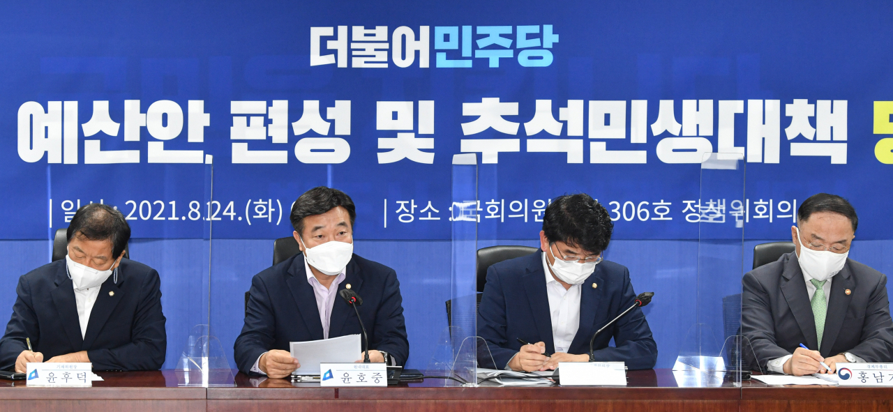 윤호중 더불어민주당 원내대표가 24일 서울 여의도 국회에서 열린 2022년 예산안 편성 및 추석 민생대책 당정 협의에서 인사말을 하고 있다. [이상섭 기자]