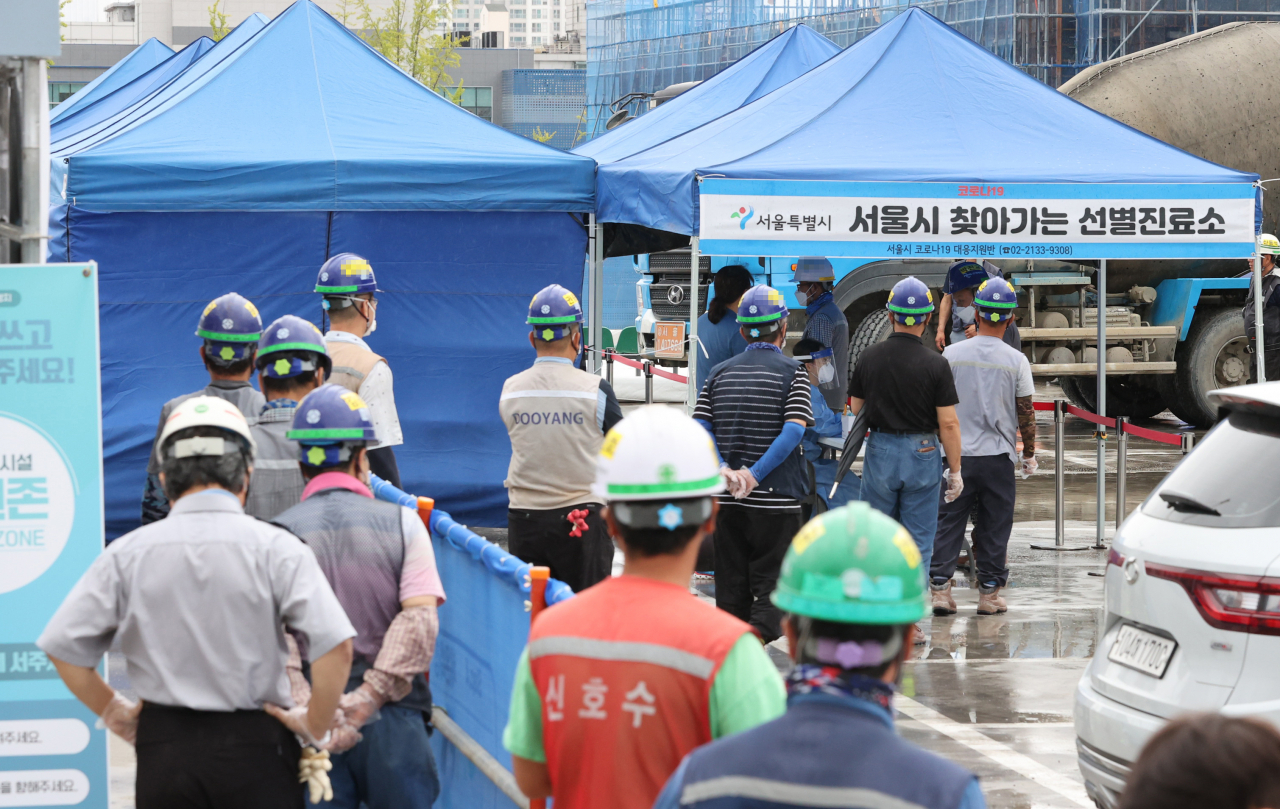 국내 신종 코로나바이러스 감염증(코로나19) 확산세가 이어지는 가운데 24일 신규 확진자 수는 1천500명대 초반을 나타냈다. 중앙방역대책본부(방대본)는 이날 0시 기준 신규 확진자가 1천509명 늘어 누적 23만9천287명이라고 밝혔다. 이날 서울 강동구 한 아파트 공사현장에 설치된 선별진료소에서 근로자들이 검사를 받고 있다. 연합뉴스